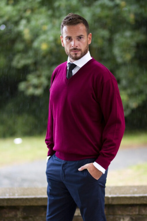 V-neck • 100% pure merino wool (extra fine)
